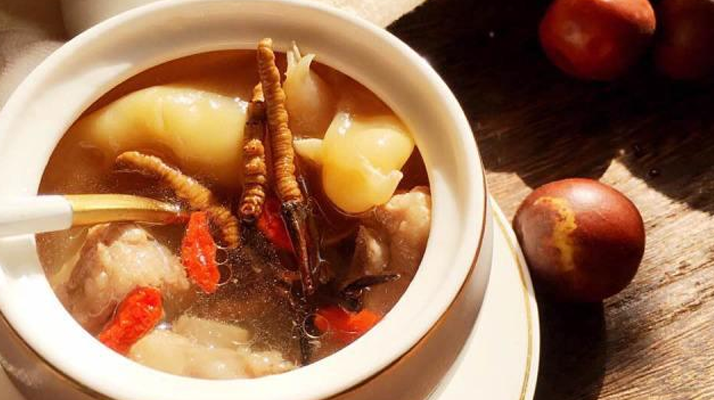 一盅滋養(yǎng)珍饈：鮮冬蟲夏草煲湯的絕妙之道