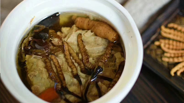 鮮香滋補！鮮冬蟲夏草燉雞湯的美味做法